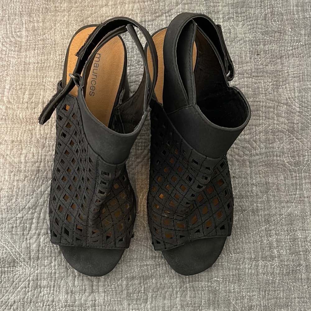 WOMENS SIZE 9M Maurice’s black leather wedge sandals. Super cute.